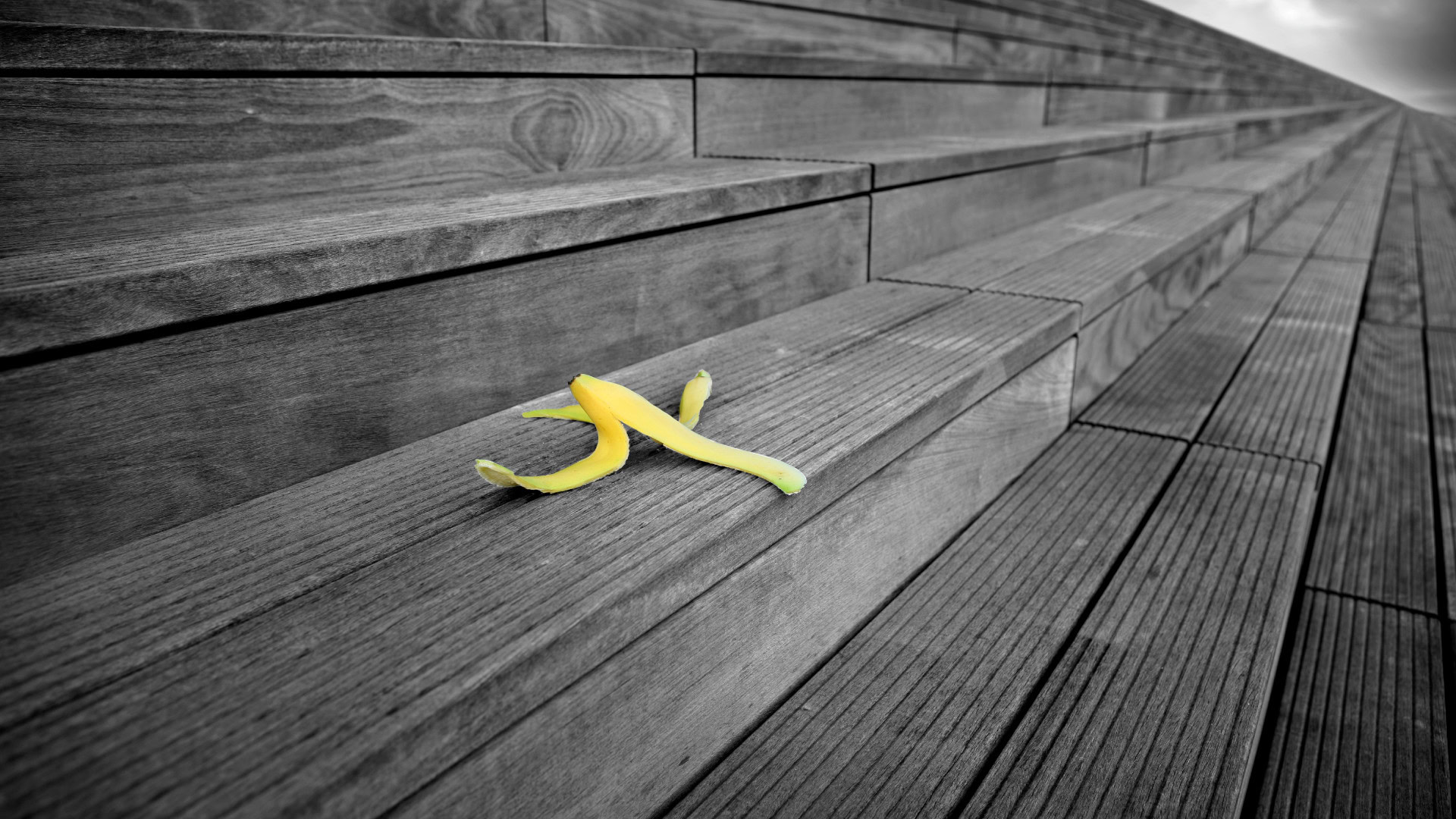 Eine Holztreppe, bei der auf einer der Stufen eine Bananenschale liegt.