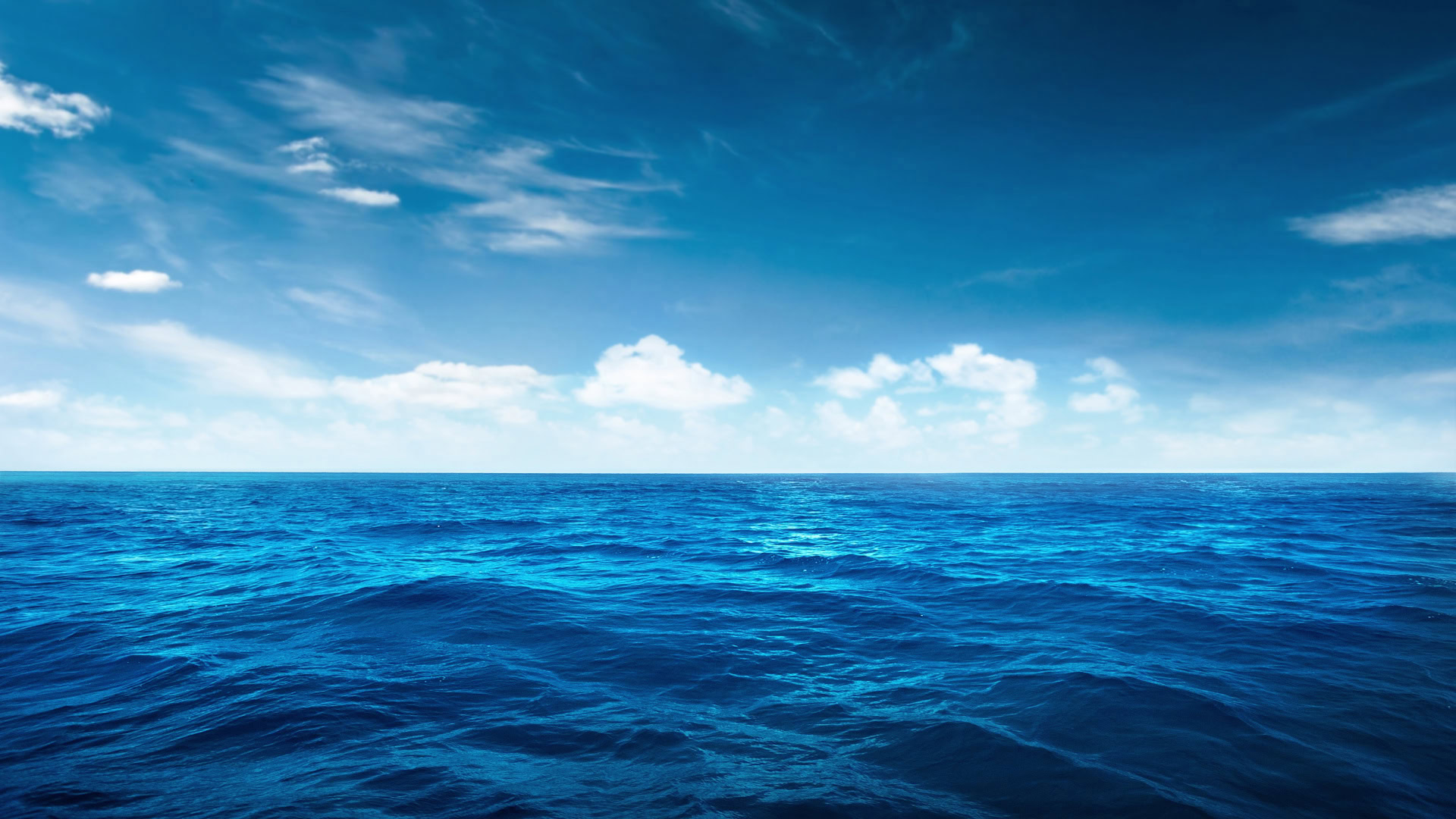Weitläufige, unberührte Meeresfläche unter einem klaren blauen Himmel mit weißen Wolken – eine symbolische Darstellung der Blue-Ocean-Strategie.
