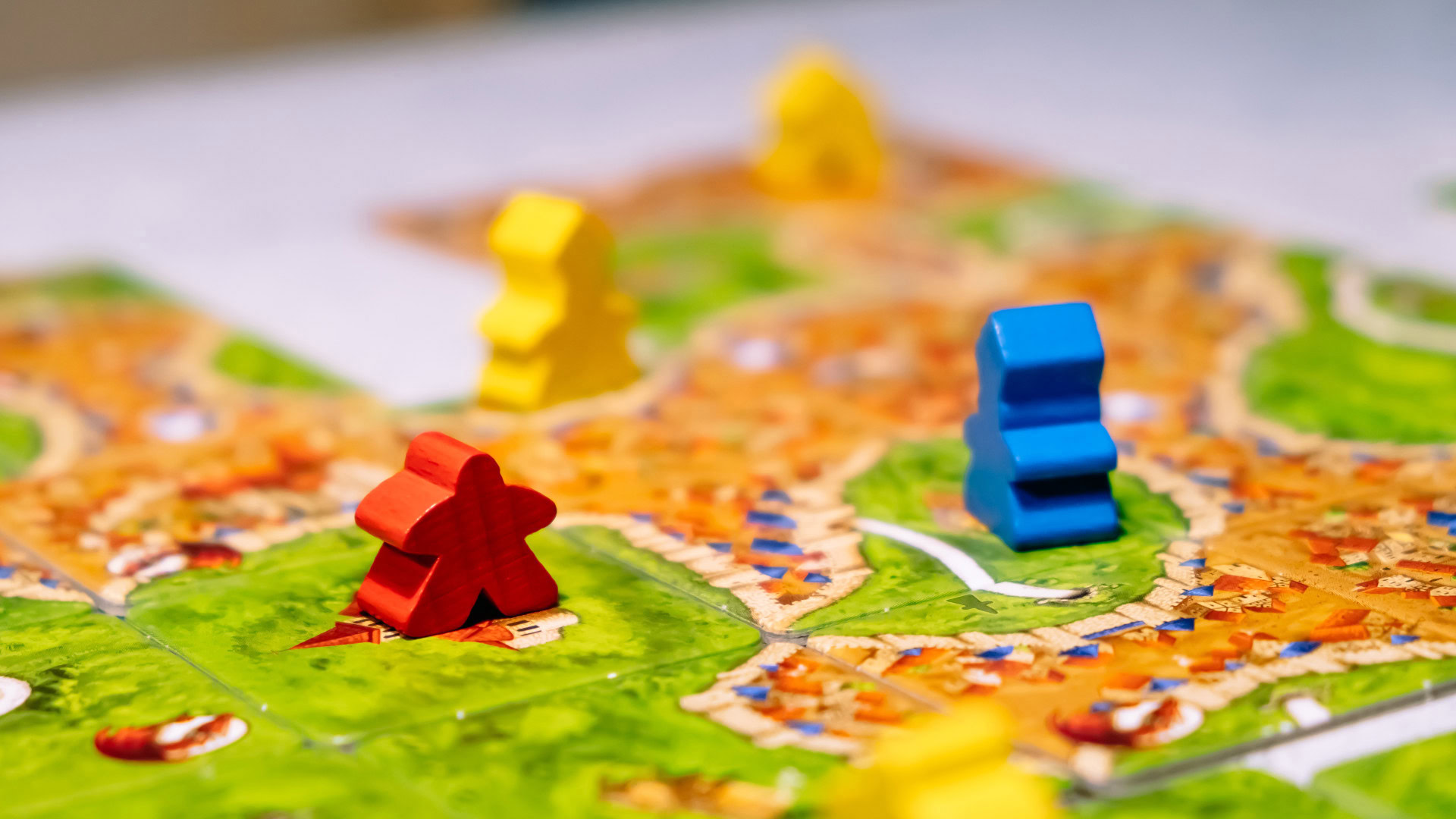 Nahaufnahme einer laufenden Carcassonne-Partie.
