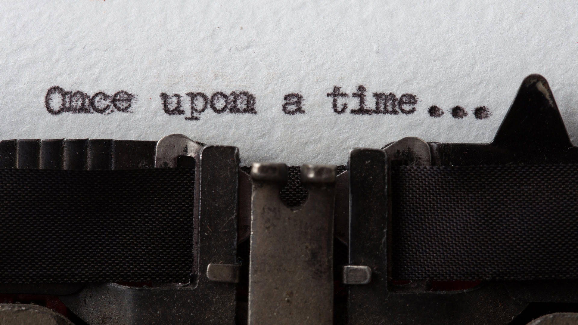 Nahaufnahme einer Schreibmaschine, die "Once upon a time..." schreibt und für den Nutzen einer Job Story steht.