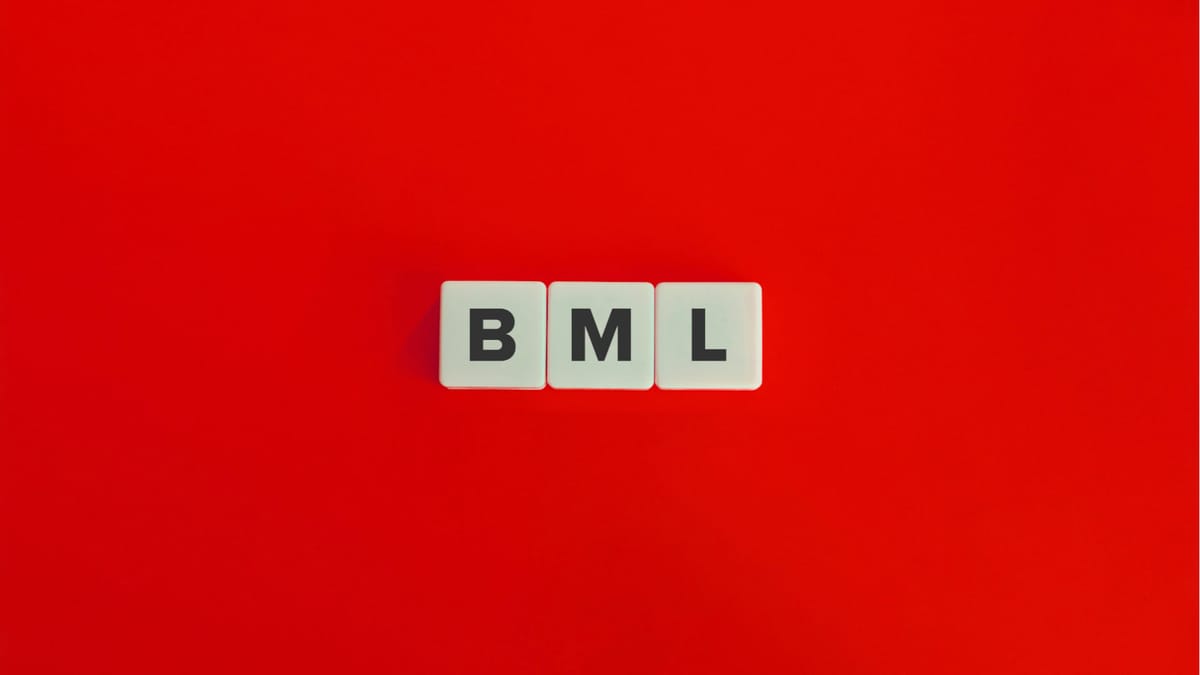 Drei weiße Würfel mit den Buchstaben B, M und L auf rotem Hintergrund symbolisieren den Build-Measure-Learn-Zyklus aus dem Le