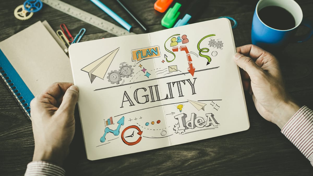 Aufgeschlagenes Notizbuch mit einer kreativen Skizze zu Design Thinking und Agile Methoden. Das Wort Agility steht im Zentrum