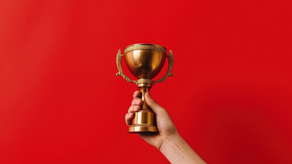 Goldener Pokal vor rotem Hintergrund als Symbol für den Key Value Indicator – den entscheidenden Erfolgsfaktor für kundenorie