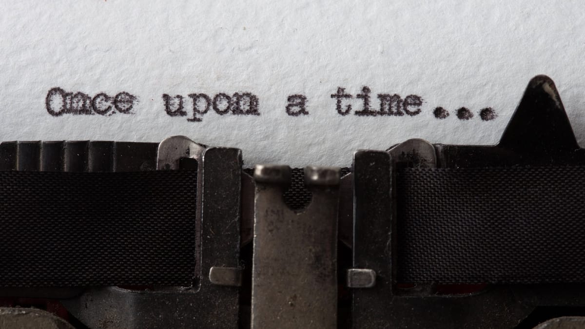 Nahaufnahme einer Schreibmaschine, die "Once upon a time..." schreibt und für den Nutzen einer Job Story steht.