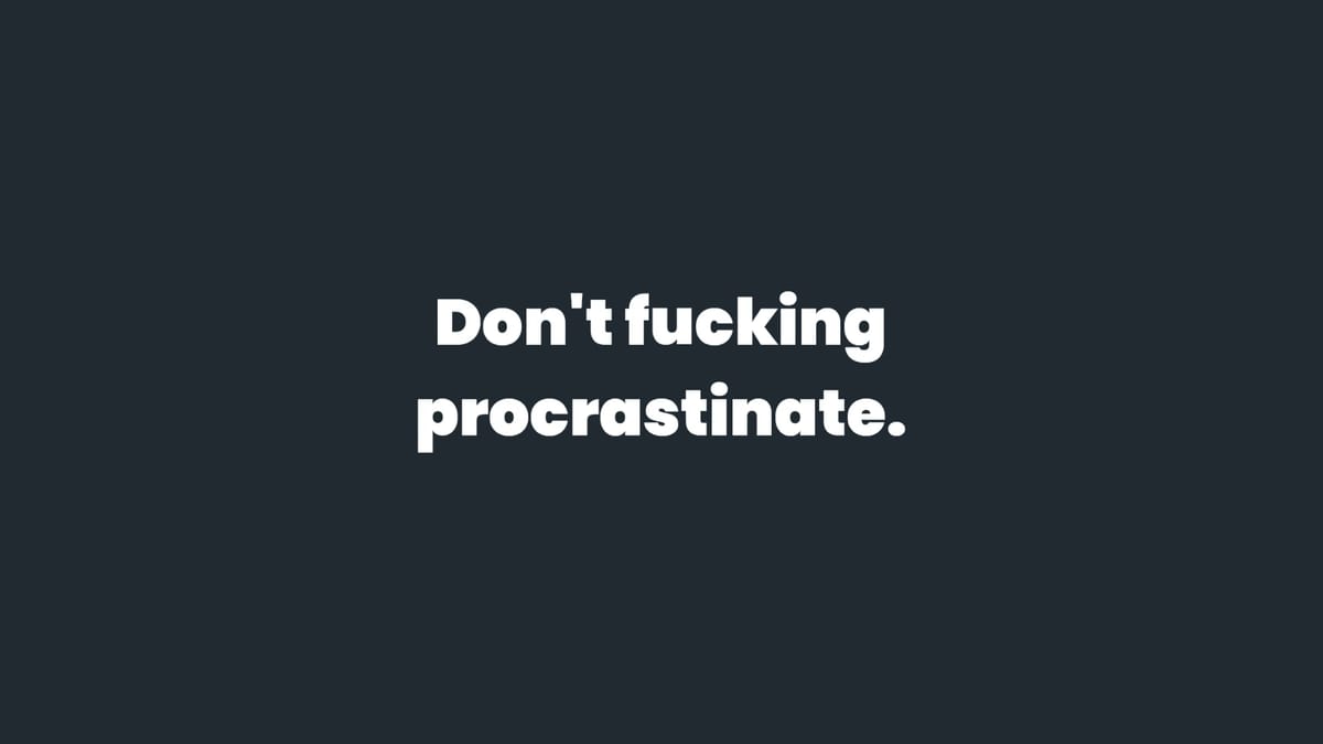 Weiße Schrift auf dunkelgrauem, fast schwarzem Hintergrund: Don't fucking procrastinate.