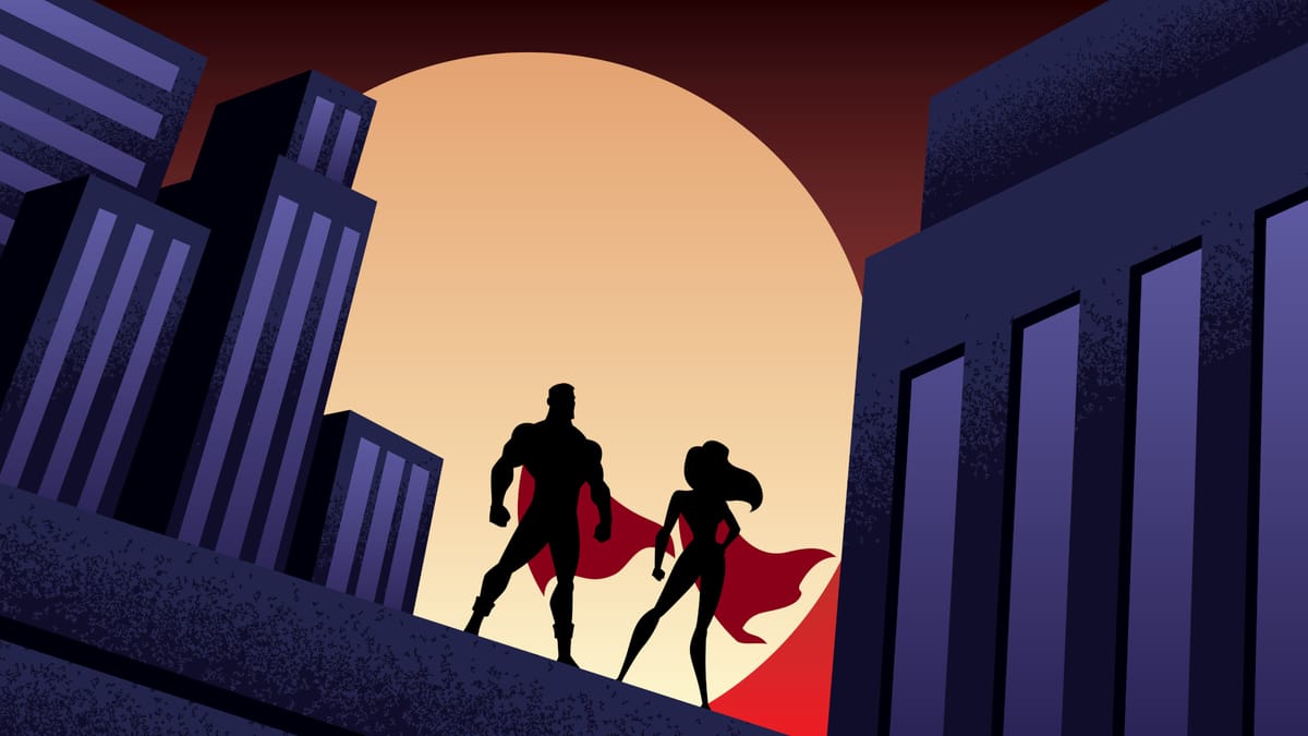 Zwei Superhelden-Silhouetten von Solopreneur und Freelancer mit wehenden Umhängen stehen auf einem Hochhausdach vor einer untergehenden Sonne, umgeben von dunklen Hochhäusern.