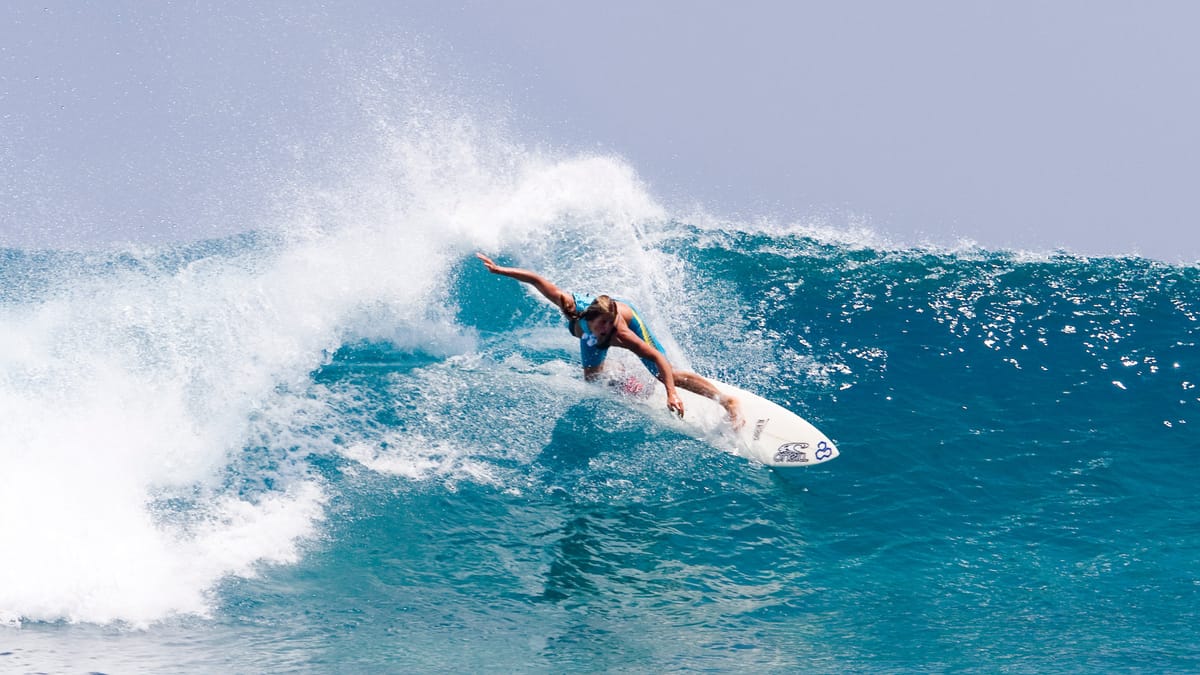 Surferin im Flow reitet eine große Welle