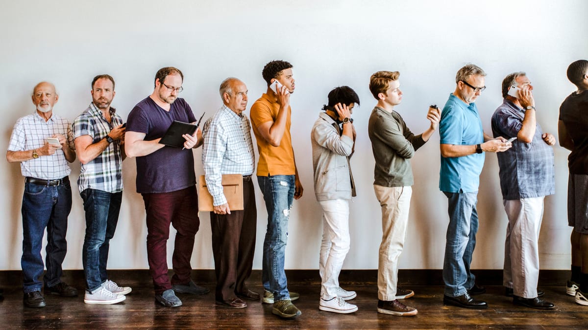 Eine Warteschlange mit Menschen, die sich für ein einen Vorverkauf anstellen.