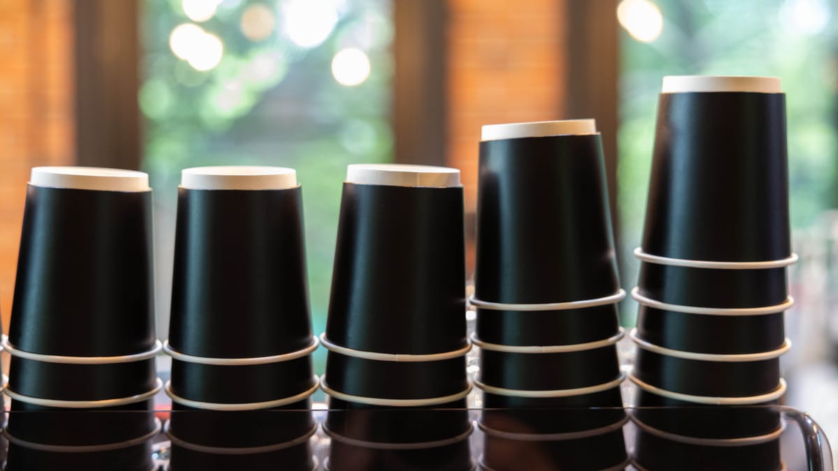 5 Stapel schwarzer, ineinandergesteckte Kaffeebecher